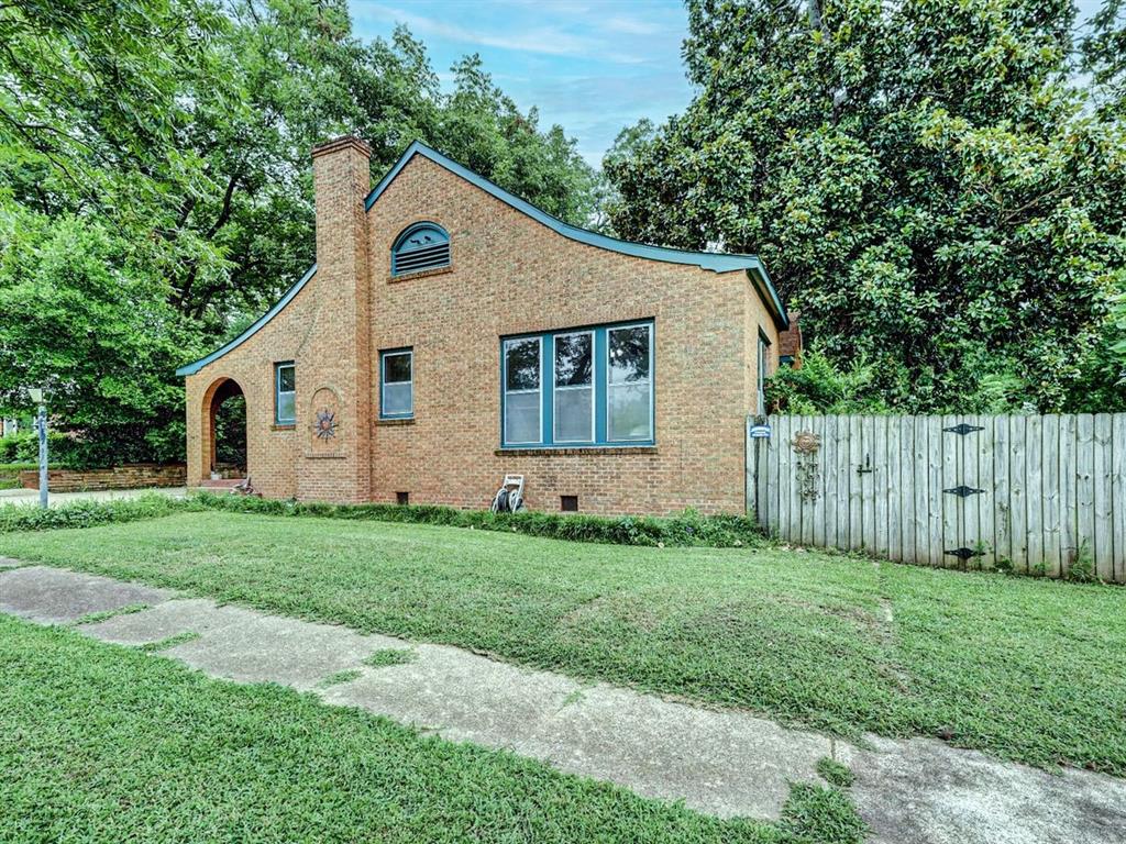 609 Nacogdoches Street