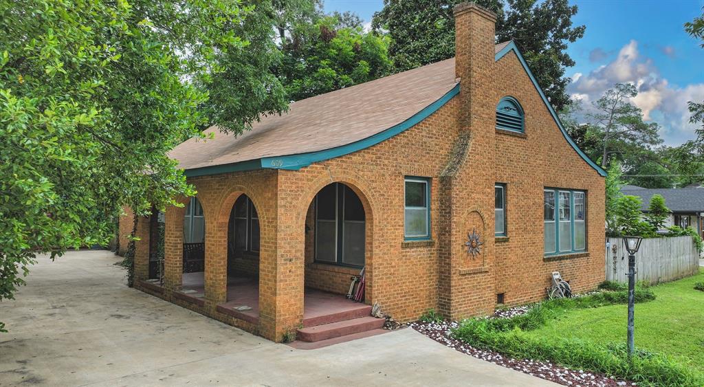 609 Nacogdoches Street
