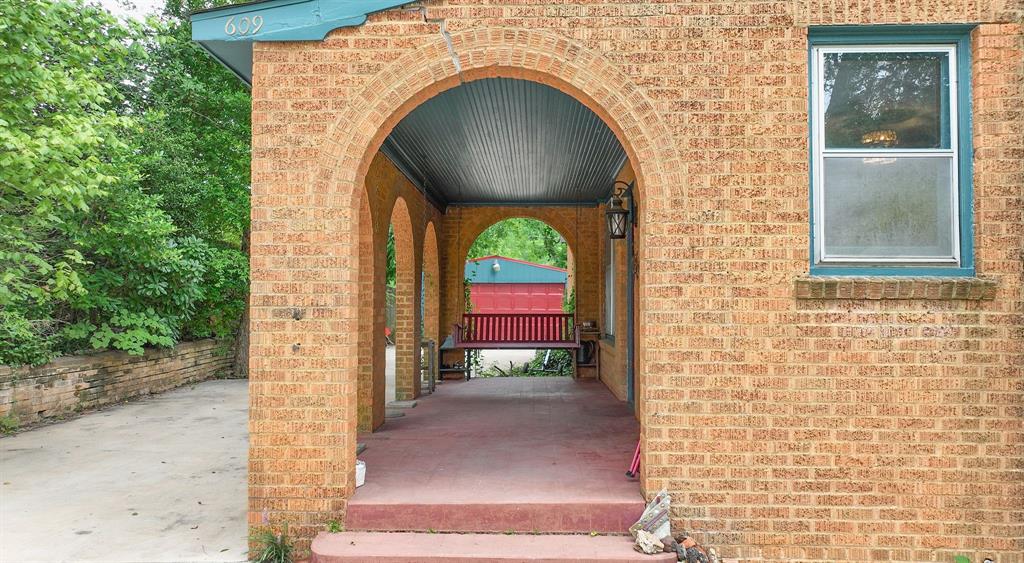 609 Nacogdoches Street