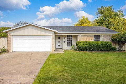 Photo of 1101 Dublin Drive, Fort Worth, TX 76134 (MLS # 21341356)