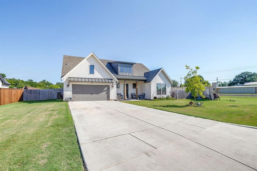 This 4-bedroom, 2.5-bathroom modern farmhouse combines classic elegance with board and batten siding, offering a stylish & spacious home on half an acre in Glen Rose, Texas.Property Highlights??Style & Curb Appeal: Modern farmhouse with classic elegance, board & batten siding, gray garage door, & strong curb appeal.??Bedrooms & Bathrooms: 4 bedrooms (4th bedroom can be an office, study, or playroom), 2.5 bathrooms.
??Square Footage: approx.2,127–2,292 sq.ft of living space on a 0.5-acre lot.??Built: 2023 (new construction).??Layout: Single-story home with an open floorplan, Great Room with 10’ ceilings, & ledger stone marble fireplace with gas logs open to kitchen and dining.Interior Features:Open floor plan with high ceilings in the Great Room & master bedroom suite.Gourmet kitchen with two islands, six-burner gas range, large prep island with seating for four, cabinet with pull-out spice rack & lazy susan cabinet.Decorative lighting, double vanity in primary bath, walk-in closets, pantry, and eat-inkitchen. Primary bedroom located away from secondary bedrooms with a large walk-in closet, freestanding bathtub, and walk-in shower.Ceiling fans in all rooms; Family Room fireplace is ventless & gas-powered.Exterior & Lot Features Corner lot with landscaped backyard & lawn.Attached double garage with two covered spaces.Covered patio or porch for outdoor living.Subdivision: Deer Crk Estates, Glen Rose ISD, no HOA.Utilities & Technology
Propane, city water,septic systems.High-speed internet available.Gas oven, gas range, dishwasher, disposal, microwave, commercial-grade range and vent.School:Glen Rose Elementary School Middle:Glen Rose Junior High SchoolHigh:Glen Rose High SchoolSchools highly rated and part of Glen Rose ISD.Community features typical small-town feel with local amenities & proximity to Granbury & Glen Rose.This home is ideal for buyers seeking a modern farmhouse aesthetic with functional luxury, suitable for families or those desiring a study,playroom