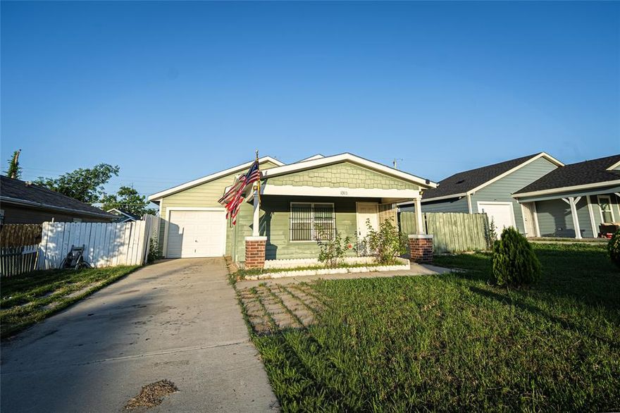 4 bedrooms, 2 bathroom . all laminate floor. easy access to 35 Freeway .JPS Hospital. Downtown Fort Worth.