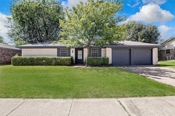 325 NW SUZANNE TER, BURLESON, TX 76028 - Image 8bcb7c4db84298951d6adeedb1f38f2e/1485986836
