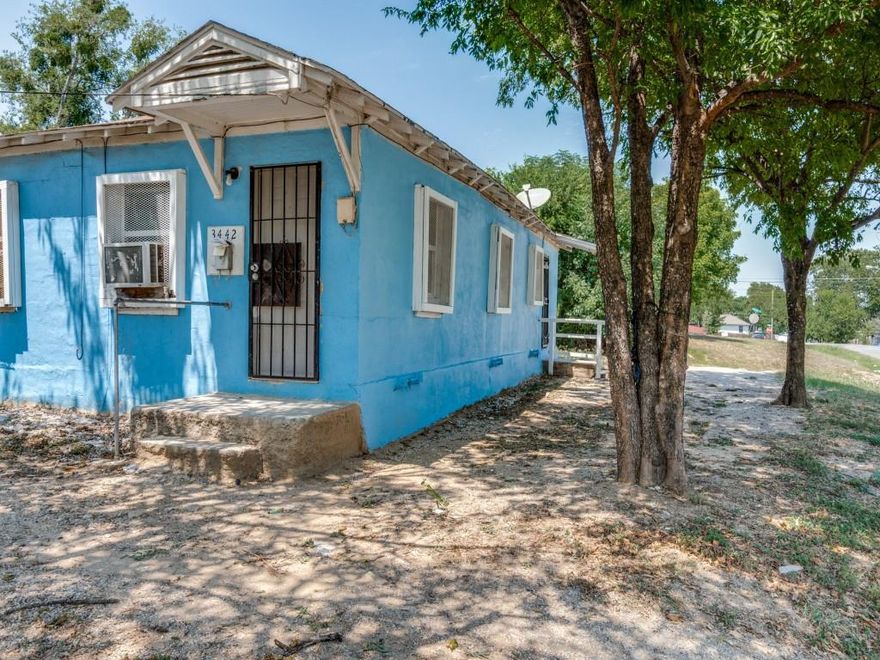 Right side of duplex conveniently located off Dolphin Road, a short drive from I-30, just miles from downtown Dallas. Ready for move-in.