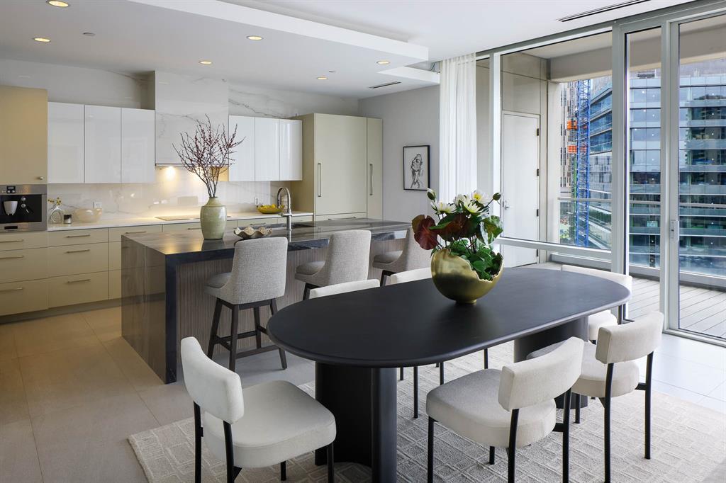 2408 Victory Park Lane 1039