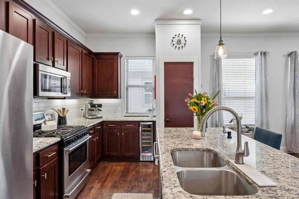 Alta Vista West Twnhms Condos - Residential