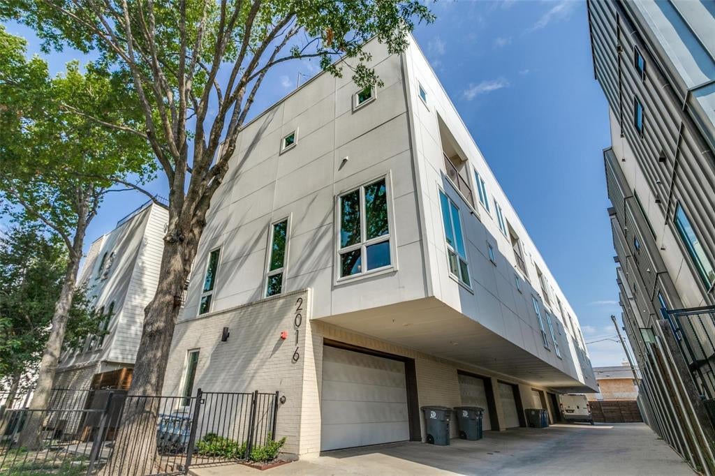 Photo of 2016 N Fitzhugh Avenue #104, Dallas, TX 75204 (MLS # 21375056)