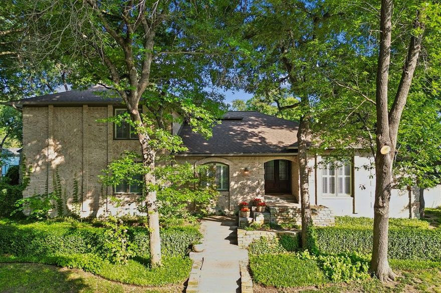 Nestled beneath mature trees in the coveted “Eutopia” pocket of the highly acclaimed Moss Haven Elementary neighborhood, this beautifully designed 4-bedroom, 4-bathroom home offers timeless style, spacious living, and exceptional functionality. Thoughtfully laid out for both everyday living and entertaining, the home features a private office, two inviting living areas, and a spacious game room complete with a wet bar and full bath—perfect for movie nights, guests, or multi-generational living.
The chef’s kitchen is the heart of the home with expansive counter space, abundant cabinetry, and an oversized island opening seamlessly to the main living area with soaring ceilings and views of the backyard retreat. The private primary suite and generously sized secondary bedrooms provide comfort and flexibility for any lifestyle.
Step outside to your own backyard oasis featuring a sparkling pool, covered outdoor living space, and lush landscaping ideal for relaxing or entertaining year-round. Located in one of Lake Highlands’ most desirable neighborhoods, this home combines warmth, sophistication, and an unbeatable location close to parks, trails, dining, and top-rated schools.