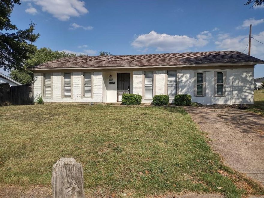 PROGRAM CREDIT UP TO $5,100. CONTACT LISTING AGENT FOR LENDER INFO
Lender Credit: 2.5% applicable towards reducing interest rate and $1500 towards closing costs
Eligibility: income limit ($135k year)
Do NOT have to be first-time homebuyers but can not currently own another property 
Primary Purchases only MUST BE OWNER-OCCUPIED
Conventional loan program, 640 credit SCORE.
3% down No PMI program
 4-2 Updated kitchen, corner lot. vinyl plank floors, no carpet. Spacious back lawn.