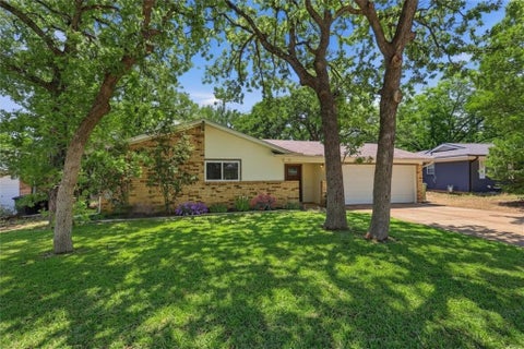 Photo of 16 Coffee Tavern Road, Bedford, TX 76022 (MLS # 21280815)