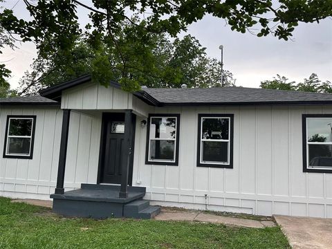 Photo of 901 N Blanche Street, Terrell, TX 75160 (MLS # 21241585)