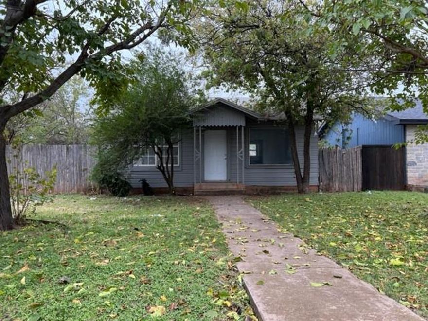 Super Cute 2 Bedroom, 1 Bathroom home, On a Large corner lot. All pets must be approved. 

Requires Insurance and enrollment to the Benefit Package.