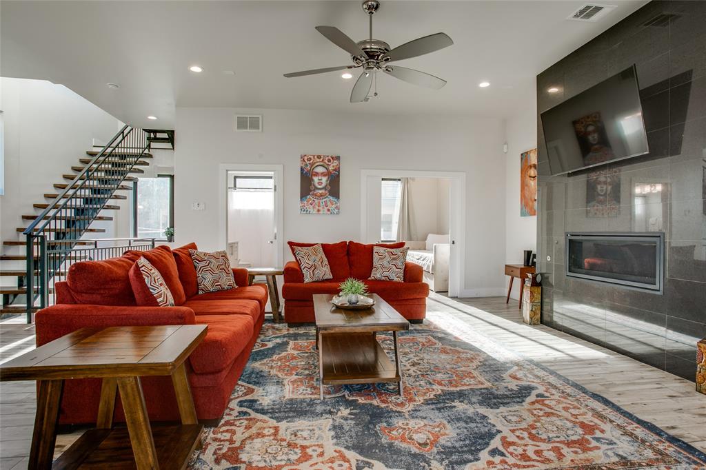 DALLAS LAND AND LOAN 2 - Residential Lease