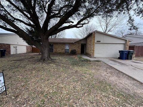 Photo of 1813 Legend Drive, Garland, TX 75040 (MLS # 21211375)