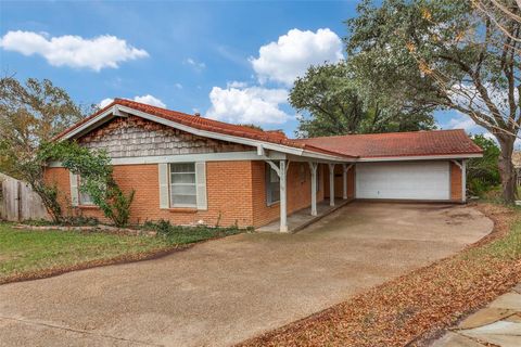 8516 La Jolla Court Benbrook TX 76116
