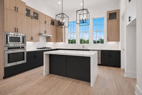 Photo of 14956 Oak Street, Addison, TX 75001 (MLS # 21245680)