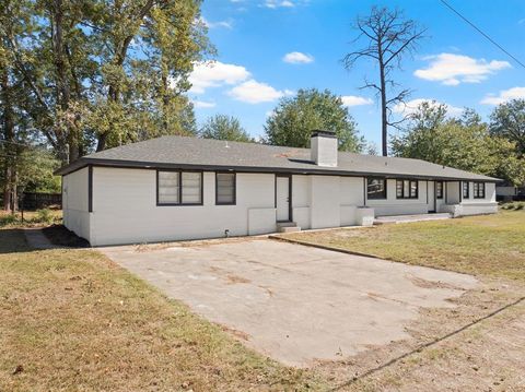 Photo of 700 W Broadway Street, Winnsboro, TX 75494 (MLS # 21311966)