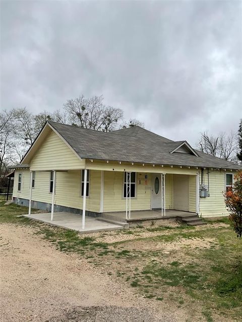 Photo of 400 TRAVIS, Mexia, TX 76667 (MLS # 21198164)