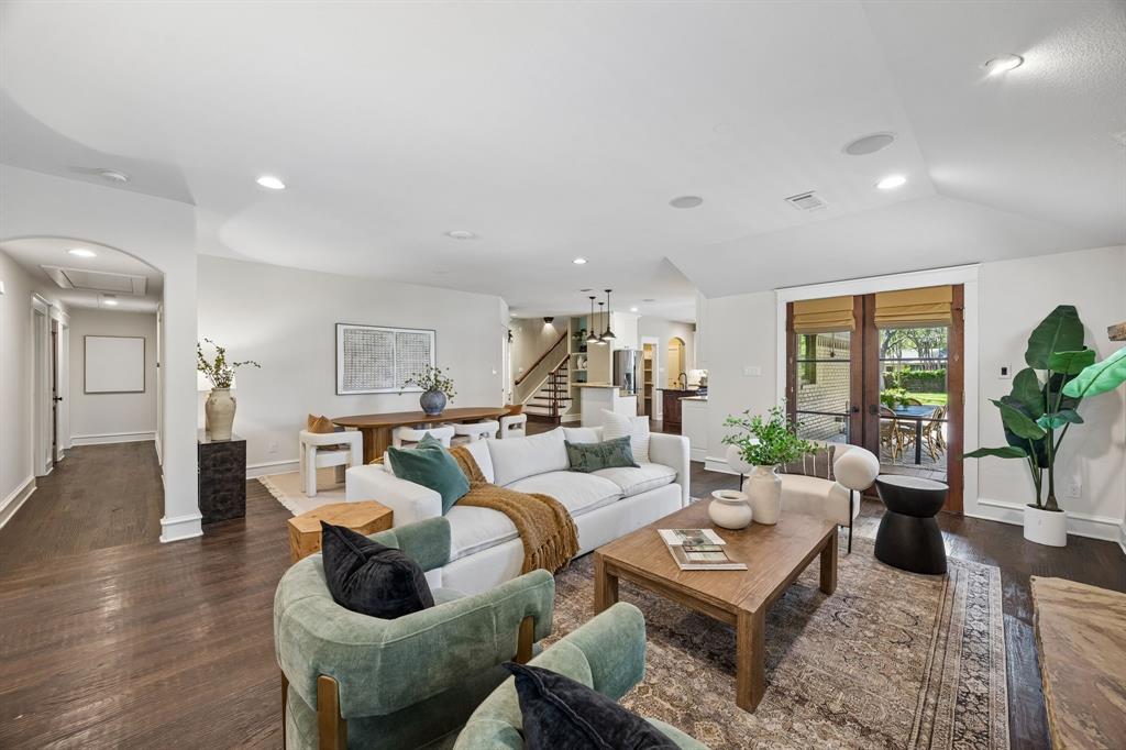 1572 Stemmons Avenue