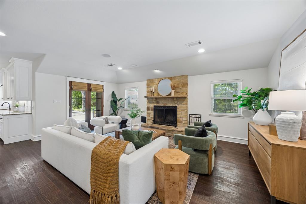 1572 Stemmons Avenue