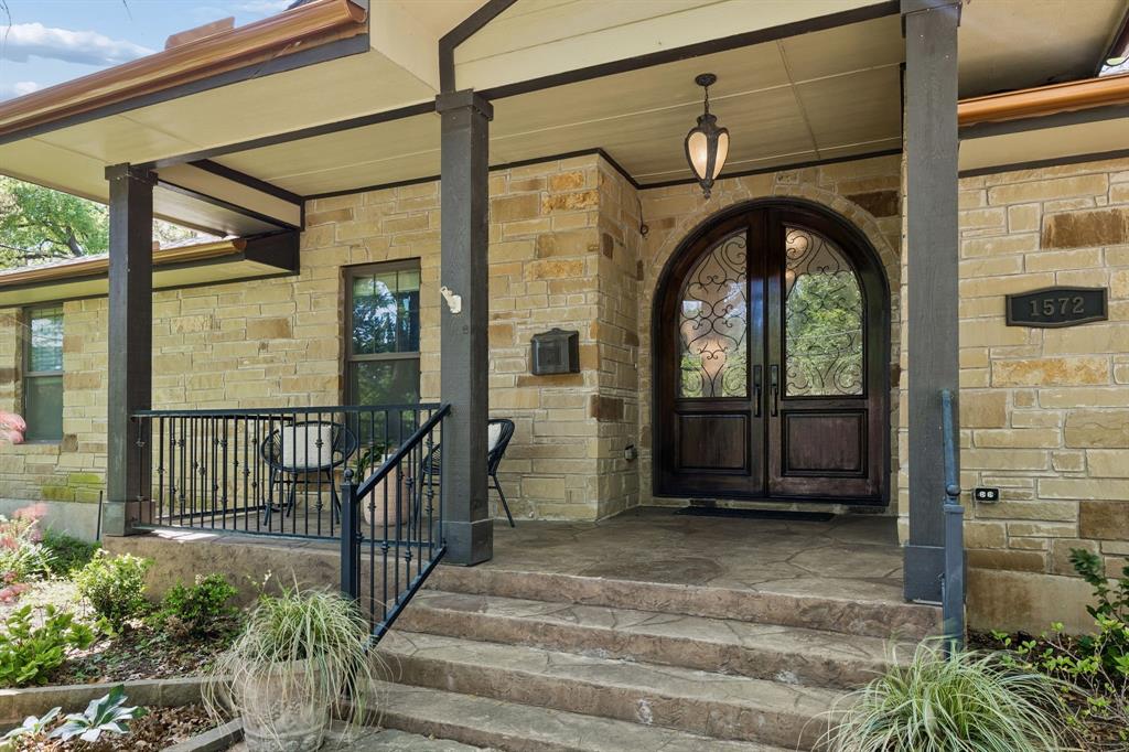 1572 Stemmons Avenue