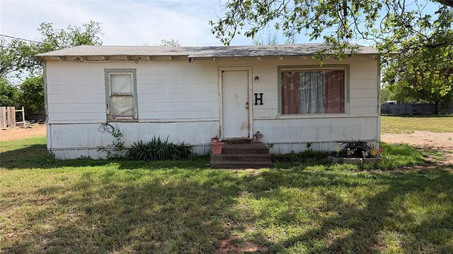 This can be a discounted multi package deal  ID 59899, 1601  Delano  2 bed 1 bath home and  ID 60033 1605 Delano  
Vacant lot   ID #60320 1617 Delano vacant lot $95K total package deal price