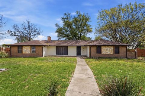 Photo of 108 Pearly Top Drive, Glenn Heights, TX 75154 (MLS # 21218639)