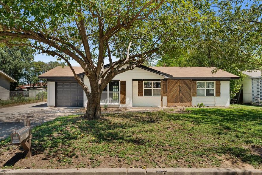 This charming remodeled 3-bedroom, 1-bathroom property is perfectly located just minutes from Connally ISD and TSTC, offering both convenience and comfort. Step inside to discover a bright, open-concept floor plan filled with natural light. The spacious living area flows seamlessly into the dining space and beautifully updated kitchen, complete with brand-new cabinets, countertops, and appliances. Every detail has been thoughtfully refreshed, including new flooring, windows, paint, and modern light fixtures throughout. Each of the three bedrooms provides comfort and style, while the large shaded yard creates a serene setting. Out back, enjoy the oversized covered patio—ideal for relaxing evenings or entertaining family and friends.
With its prime location, stylish updates, and inviting outdoor space, this home is move-in ready and waiting for you!