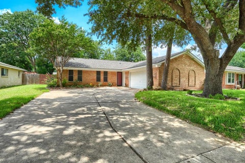 Photo of 821 Prestwick Street, Bedford, TX 76022 (MLS # 21311104)
