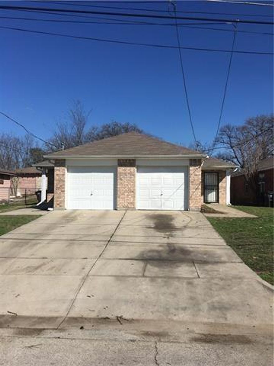 3 bedrooms, 2 full baths duplex with 1 car garage. Laminate flooring throughout. Available now!