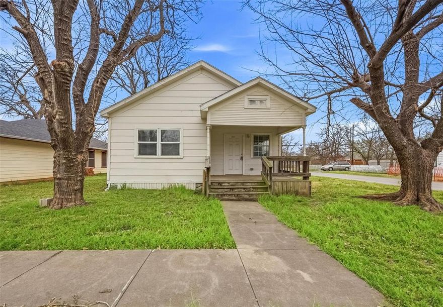 Cute 3 bedroom 1 bath in great part of Sherman. Priced to sell and ready for new owners. Nice corner lot and great central location 
Come see it today!