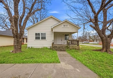 Photo of 1101 N Harrison Avenue, Sherman, TX 75090 (MLS # 21206345)