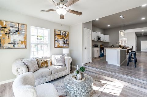 Photo of 410 S Grand Avenue, Gainesville, TX 76240 (MLS # 21202747)