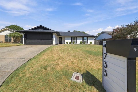 Photo of 733 Montvale Drive, Mansfield, TX 76063 (MLS # 21386229)