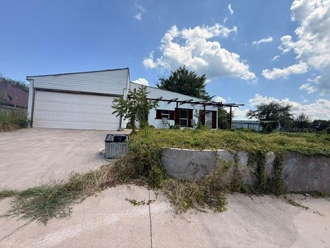Photo of 701 Shoreline Drive, West Tawakoni, TX 75474 (MLS # 21401167)