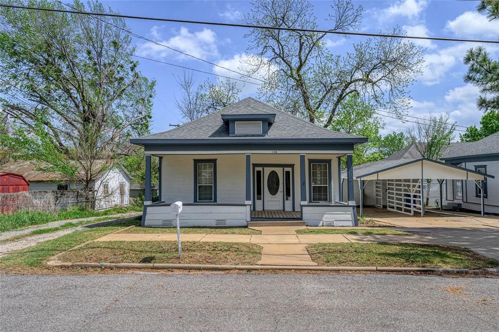 Photo of 108 N Eddy Avenue, Denison, TX 75020 (MLS # 21237000)