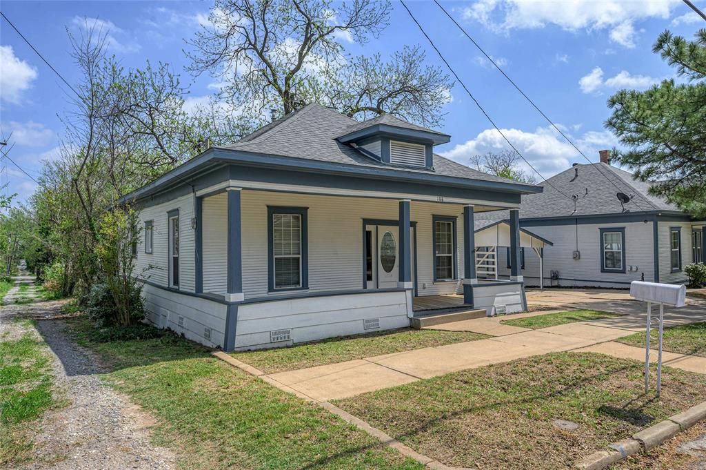 Photo of 108 N Eddy Avenue, Denison, TX 75020 (MLS # 21237000)
