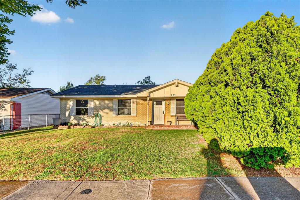 707 Edgeglen Drive