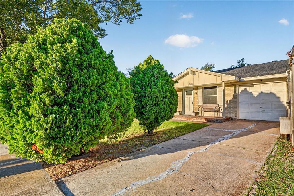 707 Edgeglen Drive