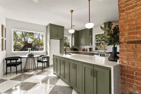 Photo of 624 N Vernon Avenue, Dallas, TX 75208 (MLS # 21112576)