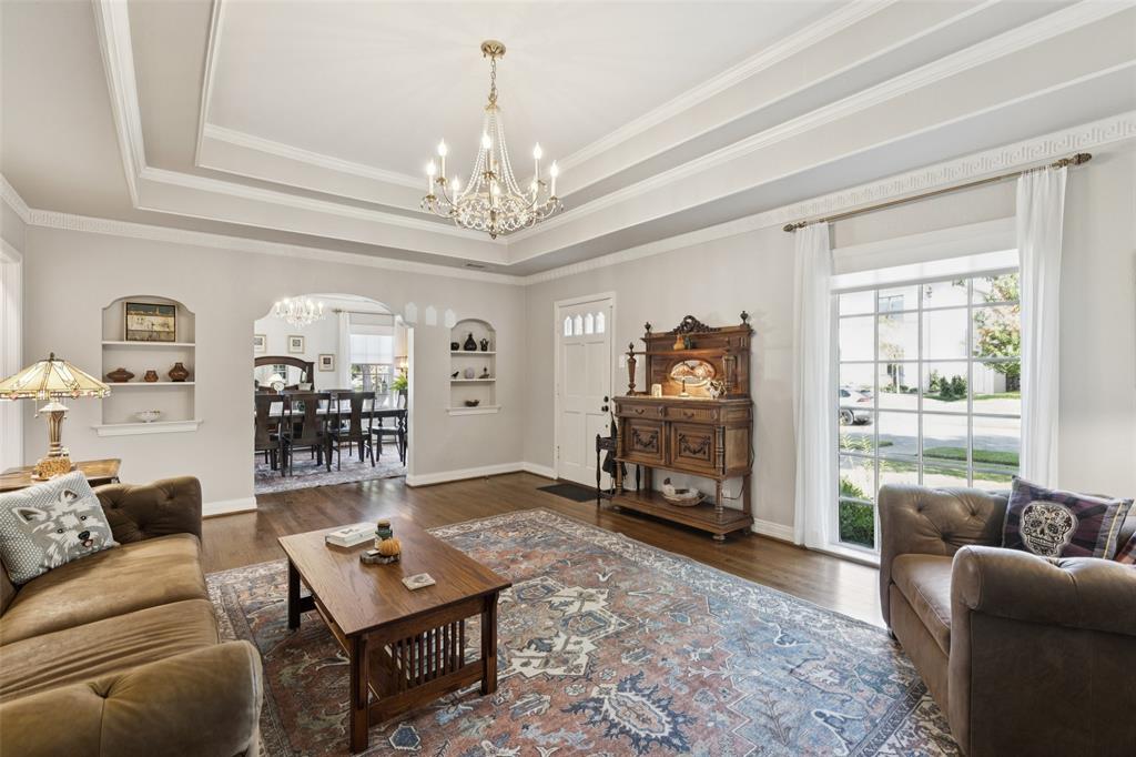 4623 S Versailles Avenue