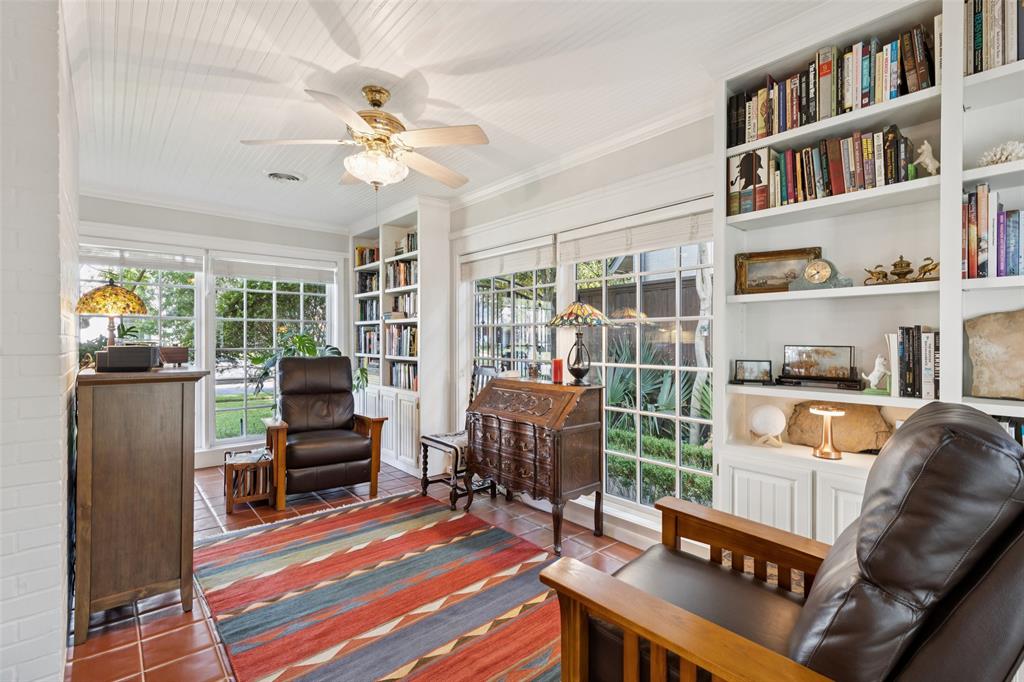 4623 S Versailles Avenue