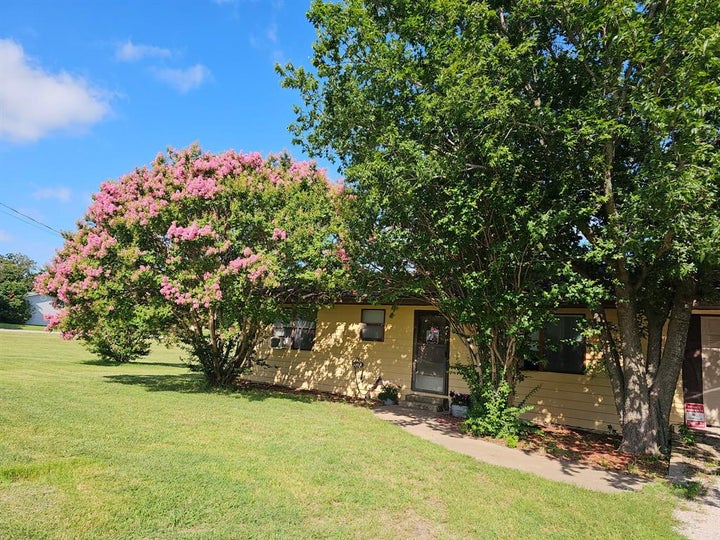Photo 1 of 38 — 140 S Comanche Drive, De Leon, TX 76444