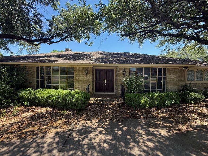 Rare opportunity in the established Elderwood neighborhood — a 3,009 sq ft single-story home sitting on a 0.34-acre lot that backs directly to The Golf Club of Dallas. This 4-bedroom, 3-bathroom home offers an exceptional layout, abundant natural light throughout, and a generous primary suite with serene views of the golf course. The flowing single-level floor plan features spacious living areas, generous room sizes, and large windows that bring the outdoors in.
Perfect for the handy homeowner or investor ready to bring their vision to life and build instant equity in one of South Dallas's most sought-after pockets. The home features good bones, mature oak canopy, and a quiet established setting on a peaceful tree-lined street — the kind of character and lot you simply cannot replicate in new construction.
Tremendous upside potential with cosmetic updates throughout. Comparable renovated homes in the area trade significantly higher, making this a rare value-add opportunity for the right buyer. Minutes from downtown Dallas, the Dallas Zoo, Bishop Arts District, and major thoroughfares including I-35E, US-67, and the Dallas North Tollway.
Bring your contractor and your imagination — this one won't last.