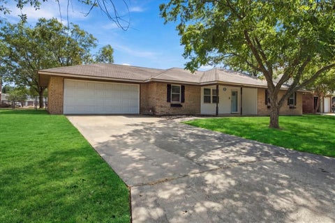 Tiny photo for 2108 N Village DR, Bonham, TX 75418 (MLS # 21396605)