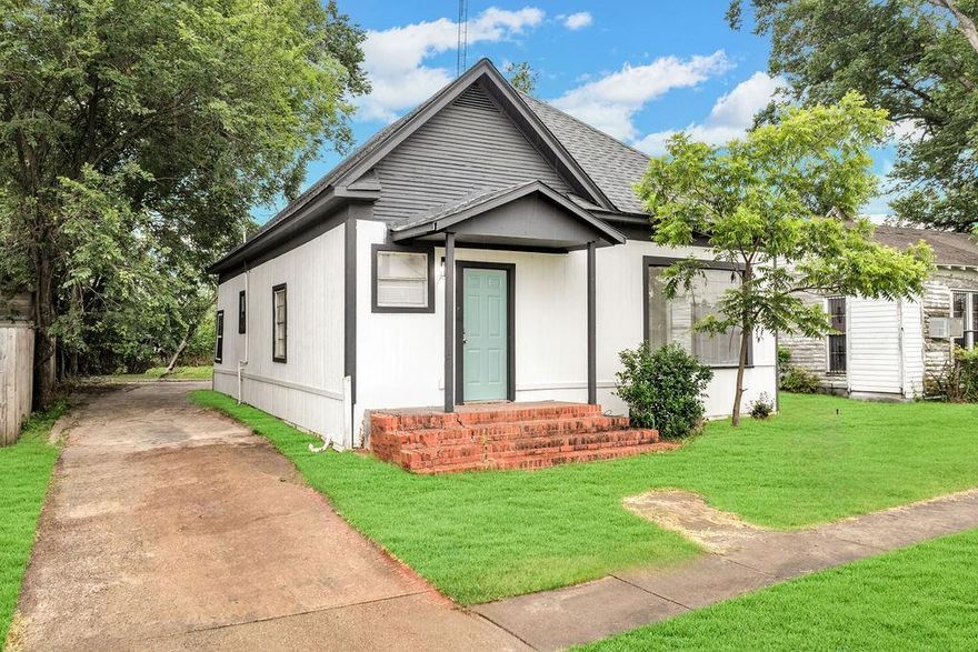 Investor Opportunity – Tenant Occupied.  All Financing Welcome.

Please be aware the property is tenant-occupied with long-term tenants. The current lease is active through December 31, 2026,  Current rent is $1,300 per month.

Charming and freshly updated 3-bedroom, 2.5-bath home in the heart of Corsicana, now offered as a turnkey investment property with tenants in place.

This 1,656 sq ft home features inviting living spaces, a bright and welcoming atmosphere, and recent renovations that enhance both comfort and long-term appeal. The practical layout and abundant natural light make this property attractive to renters and easy to maintain.

Situated on a 5,750 sq ft lot in an established neighborhood, the home offers convenient access to schools, shopping, and major routes—an ideal location for stable rental demand.

Investment Highlights

Tenant occupied with an active lease

Current rent: $1,300 month

Recently updated interior

3 bedrooms  2.5 bathrooms  1,656 sq ft

Strong rental location in Corsicana

All financing welcome

Showing Instructions
Showings require proof of funds or a pre-approval letter prior to scheduling. Please do not disturb the tenants.