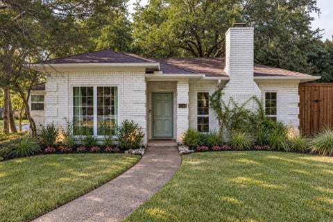Photo of 6042 Mercedes Avenue, Dallas, TX 75206 (MLS # 21388285)