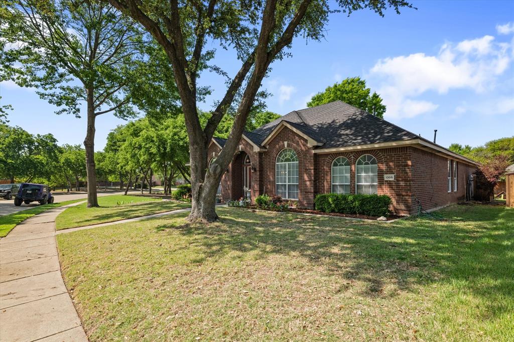 1305 San Mateo Drive