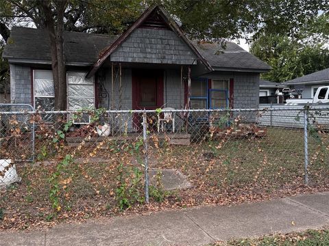 Photo of 926 Gallagher Street, Dallas, TX 75212 (MLS # 21094999)
