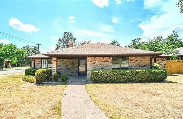 910 N LYDIA ST, STEPHENVILLE, TX 76401 - Image 8da1b7fbef03be44d40df3d7860a52bb/1417254023